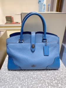 95新 coach蔻驰 蓝色手提枕头包,款式很不错,尺寸30