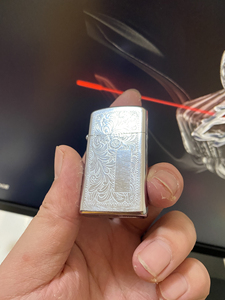 此款为1977年 zippo镀铬镜面威尼斯人窄机 弹片