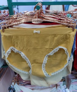 中间蕾丝的内裤