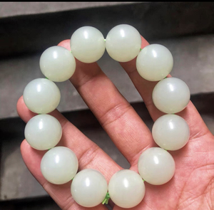 朋友抵账给我10来条新疆和田玉青白玉手串,非常漂亮,珠子18