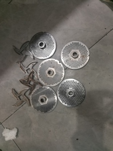 32型绞肉机孔板,机器卖了,剩下的配件,一共四个三厘的,一个