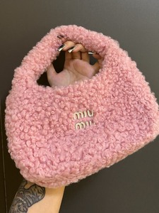 Miumiu泰迪毛绒包毛毛包粉色带链条，张元英同款，去年年底