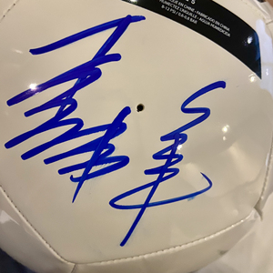 000人付款淘宝前国脚 范志毅,李玮峰签名足球1个和背包