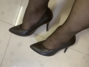 黑色尖头八厘米高跟鞋