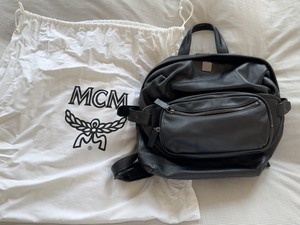 MCM黑色牛皮背包 可放电脑 可三用  ： 双肩包 / 前面