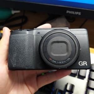 理光gr2微单相机,外观挺新的,镜头环有点瑕疵,背面胶皮有点