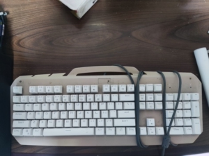 et i700幽灵之刃机械键盘,茶轴,想要青轴可以帮换,插拔