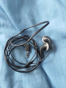 爱华v051耳机,八五新灰色版,音质正常,包邮