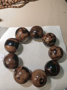 卡30深海老料海柳中的血柳手串,盘完佩戴会包浆变色成枣红色