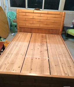 实木床1.5米品牌的南丰家私的,质量特别好,很厚实,可以自提