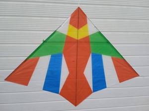 丨自制塑料风筝——钻天燕,高约一米,底边宽约一米三,重约七十