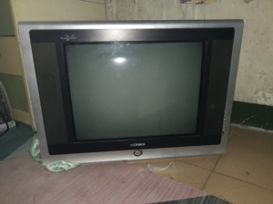 康佳21寸老式电视机,功能正常,遥控器没找着,50块拿走()
