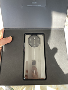 华为40保时捷典藏版,512g.黑色,包装盒和一个保护壳.其