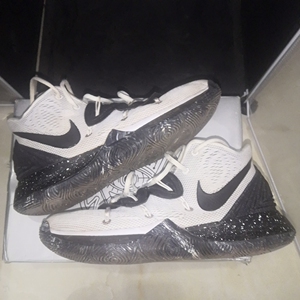 欧文5奥利奥黑白配色正品,43码,鞋底有磨损,如图,鞋面脏了