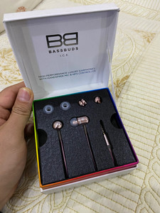 施华洛世奇水晶耳机3.5标准接口，这个是bassbuds联合