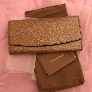 巴宝莉女士金色钱包,手包,全新!实在拍不出它的美,实物很亮很