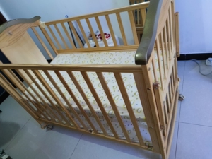 贝唯他婴儿床,大床,有一面可打开延长,带垫子,带蚊帐,完全不