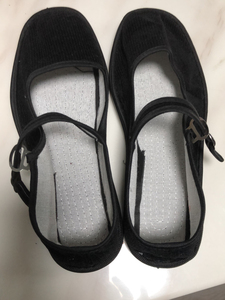 老式黑塑料底女款平底布鞋.供销社老库存一带鞋,条绒鞋面,经典