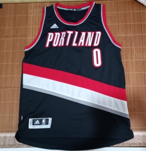 阿迪达斯利拉德球衣