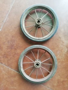 老推车轱辘,两个,大几十年的东西,15元一个,两个30,不单