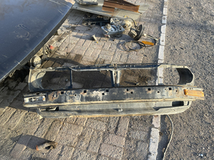 普桑黑色原漆水箱框架,不带保险杠骨架,二手物品售出后不退不换