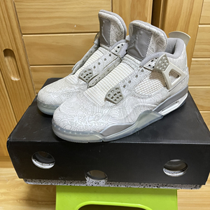 aj4白镭射42.5正品充新 无盒 成色如图 记者鸽子屠龙别