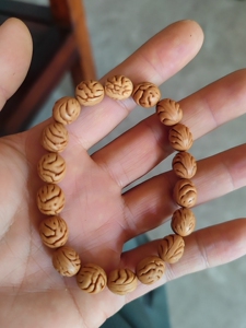 小尺寸野生毛桃核手串,黄皮深纹,皮质好油性好,纹路漂亮,尺寸