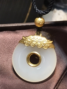 周大福传承国玉黄金和田玉吊坠