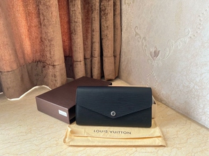 lv长款水波纹钱包,成色完美,基本全新状态,附件除了发票其它