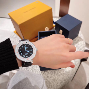 lv二代智能手表,男女同款,860顺丰包邮.原装黑胶表带