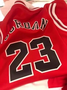 出红色的芝加哥 bulls 篮球服,款式为球衣,号码是 23_阿里巴巴找货