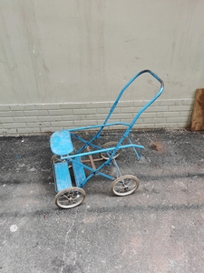 老式婴儿铁架推车,有几十年历史了,保存的不错,轮子胶皮磨损很