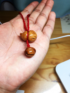 小包挂,桃核纯手工制做,胖呼呼的小葫芦搭配小铃铛,可以自己d