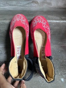 泰瑞合老北京布鞋40码，记得只穿过一次闲置，鞋面是灰尘，几乎