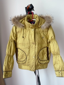 大红鹰羽绒服女