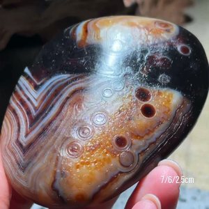 文玩石头天然山水意境手玩石 ,水冲籽料 ,花眼颜色艳丽 ,可