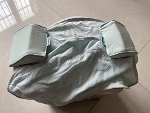 碧荷婴儿枕头,因为有好几个枕头所以用的比较少.里面的枕芯是硅