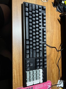 ikbcC104，樱桃红轴，好用，小键盘区换了键帽，其他都是