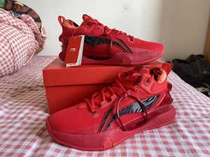 李宁闪击8牛年配色,全新原盒42码.不是涂码鞋子,别拿拼接鞋