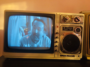 上海牌凯歌黑白电视机,卫生已打理好,无暗病,版子黄色的,高底