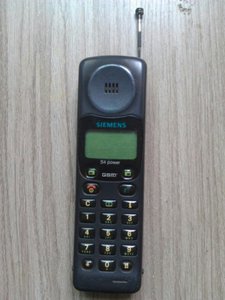 西门子s4老古董大哥大手机，好像是使用模拟网的，天线可以伸缩
