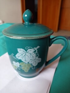 六七十年代宣化三瓷葡萄描金盖杯,画片精美,瓷质温润,全品 .