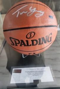 nba球星特雷杨亲笔签名篮球,带证书,帕尼尼公司出品,包装完