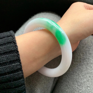 亏出,急出一支牛奶白底阳春白雪翡翠手镯