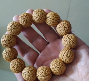 全新蚂蚁纹桃核手串,尺寸约20mm左右,未打底.手串太多,闲