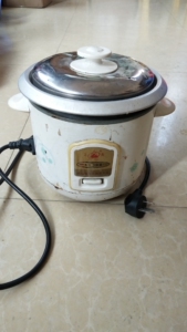 闲置之角牌老式小型电饭煲,适合1一2人的饭量,内胆是好的,只