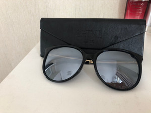 萱子偏光墨镜就去年出去旅游带过几次,一直都闲置家里基本就是新