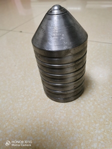 铁陀螺,直径90毫米,高度160毫米,8斤重自,有点轻微的锈