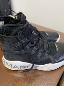 amarue 男子篮球鞋一双,鞋码41左右,低价出售