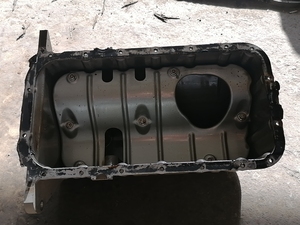 五菱荣光小卡1.5排量油底壳,原车拆车件,有轻微小伤,可修复